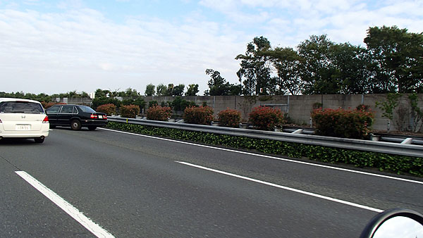 危険!追い越し車線で停止している車